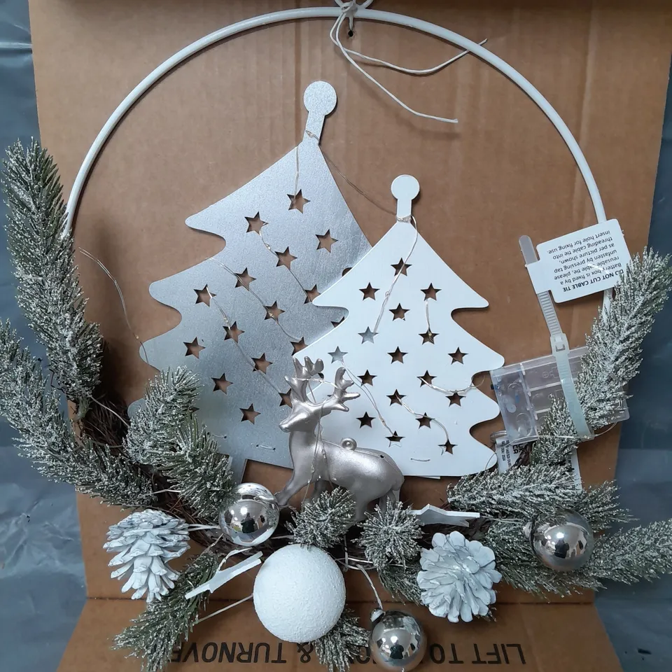 BOXED DOOR DEER AND TREE SCENE WREATH