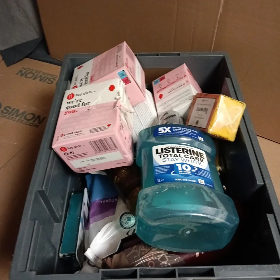 APPROXIMATELY 20 ASSORTED COSMETIC ITEMS INCLUDING LISTERINE TOTAL CARE , ARGAN OIL SHAMPOO AND SHIMIROSE TUMERIC BODY SOAP 