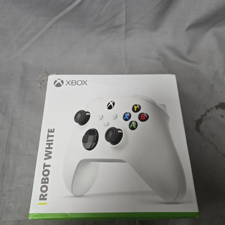 XBOX WIRELESS CONTROLLER – ROBOT WHITE FOR XBOX SERIES X|S, XBOX ONE, AND WINDOWS 10 DEVICES