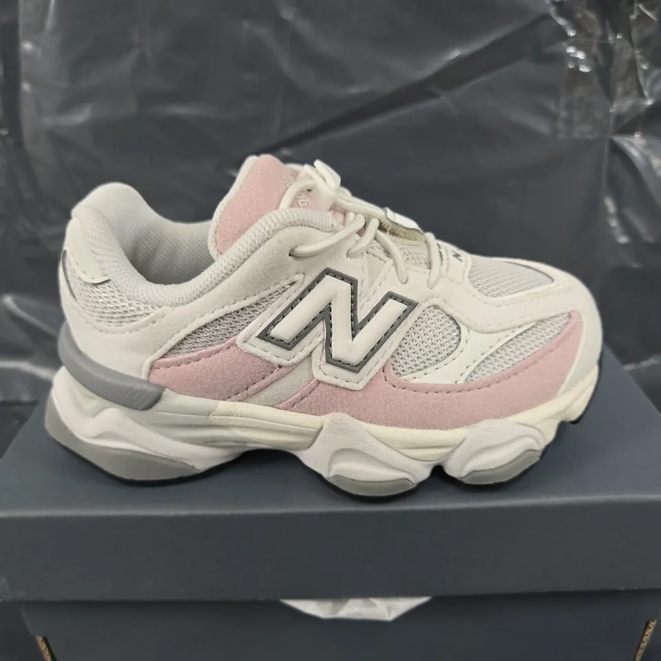 BOXED PAIR OF NEW BALANCE KIDS 9060 TRAINERS IN GREY/PINK - UK 7.5K