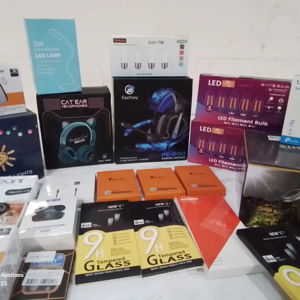 BOX CONTAINING LARGE AMOUNT OF BOXED ELECTRICAL ITEMS TO INCLUDE: GAMING HEADPHONES, SOLAR LIGHTING, VARIOUS LIGHT BULBS, SCREEN PROTECTION COVERS, EARPHONES ETC.