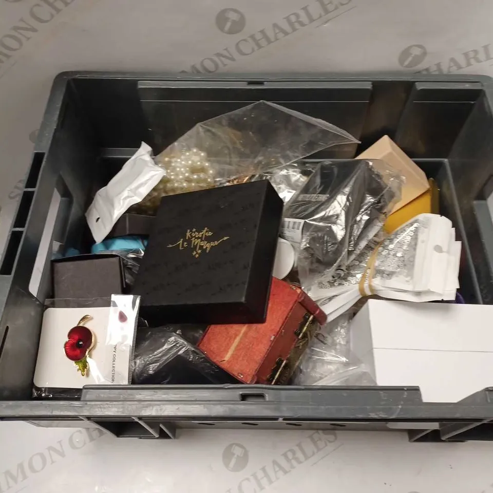 LARGE QUANTITY OF ASSORTED JEWELLERY TO INCLUDE: NECKLACES, RINGS, WATCHES AND EARRINGS