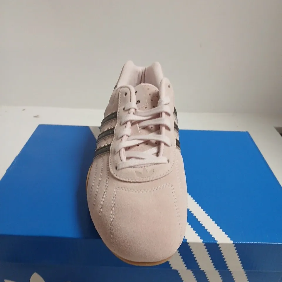 BOXED PAIR OF ADIDAS ADIRACER LOW W WOMEN'S TRAINERS – PINK NUBUCK, UK 5.5