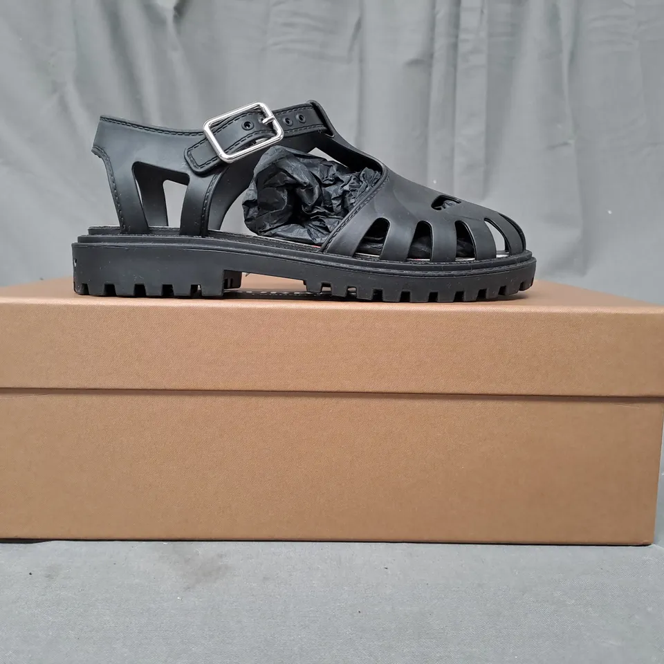 BOXED PAIR OF BURBERRY KIDS SANDALS IN BLACK UK SIZE 12