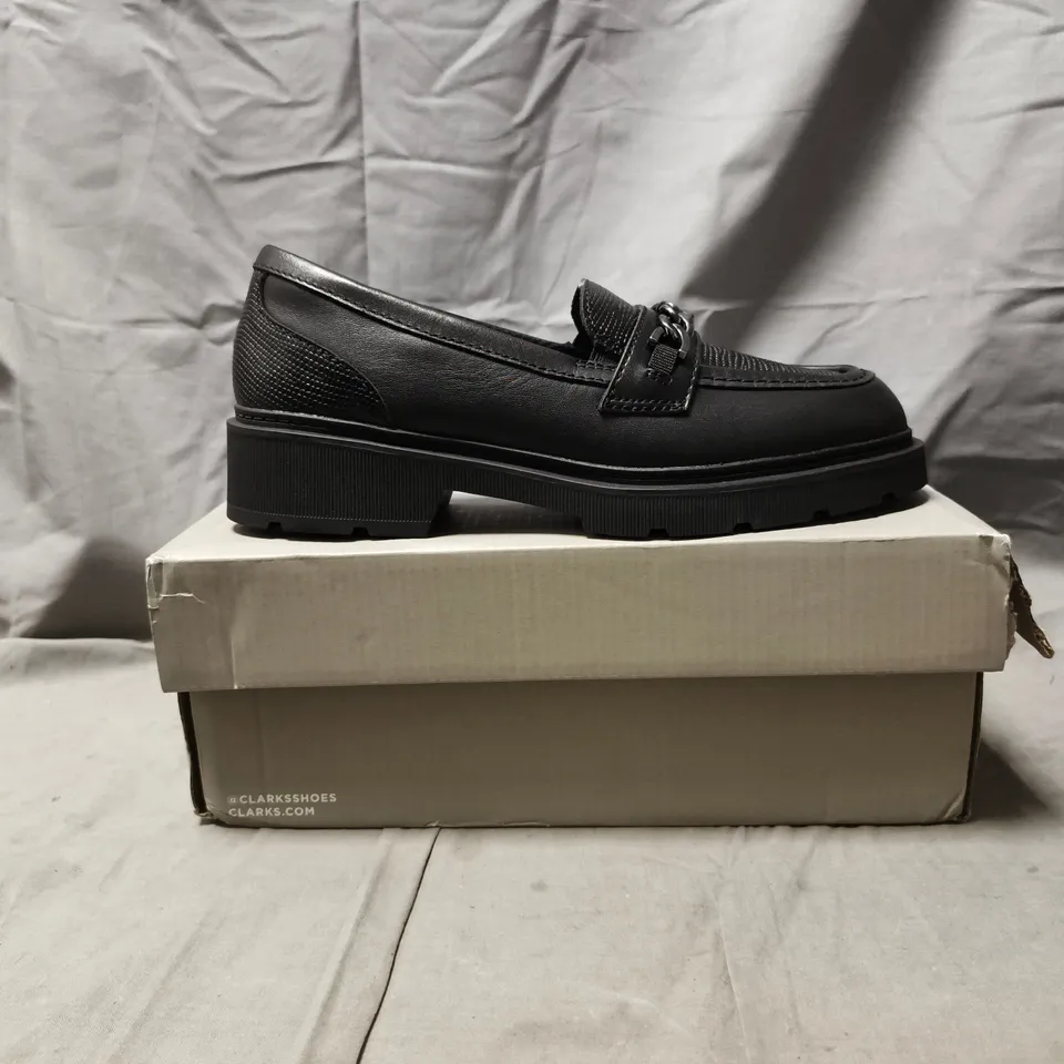 BOXED PAIR OF CLARKS ERIS EDGE Y LOAFERS W. CHAIN DETAIL IN BLACK SIZE UK 6