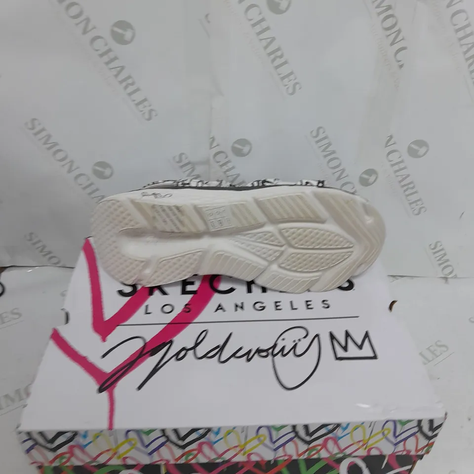 BOXED PAIR OF SKETCHERS LA SIZE 6 SANDALS