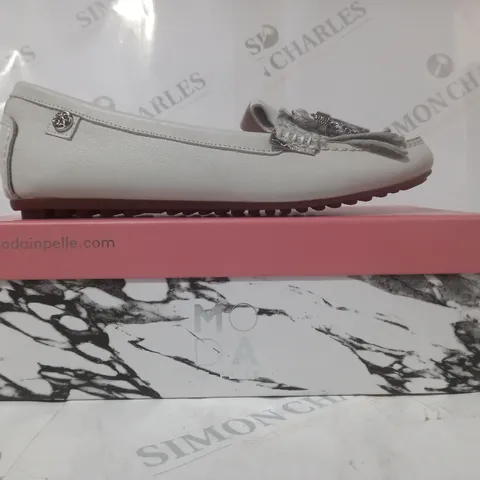 BOXED PAIR OF MODA IN PELLE ETHELIA SHOES IN WHITE SIZE 7