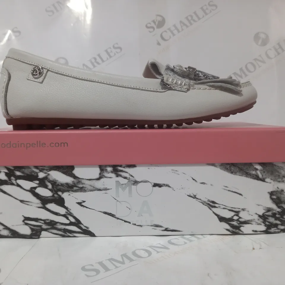 BOXED PAIR OF MODA IN PELLE ETHELIA SHOES IN WHITE SIZE 7