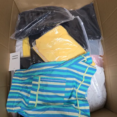 APPROX 20 ASSORTED CLOTHING ITEMS TO INCLUDE T-SHIRTS, DRESSES, SHORTS ETC
