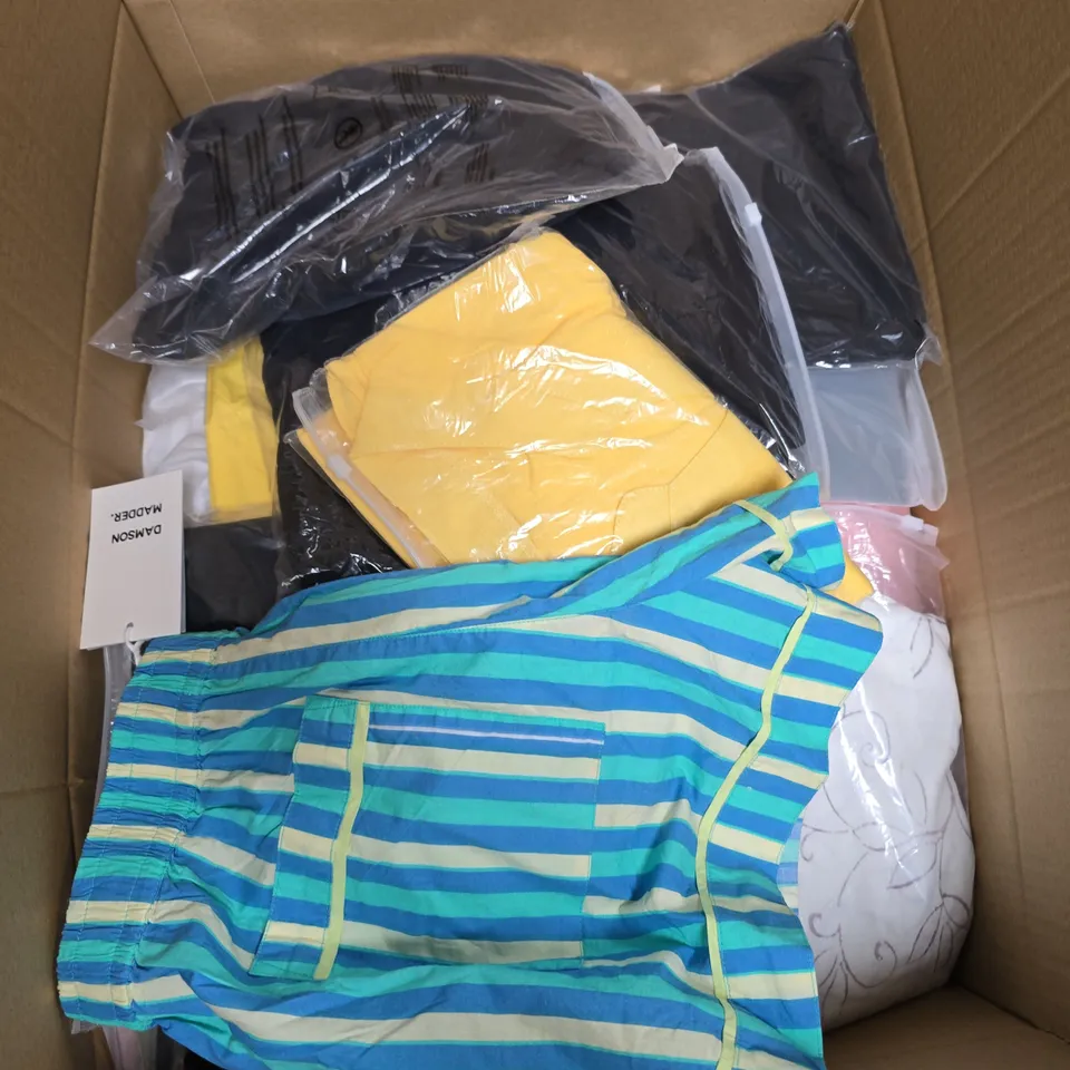 APPROX 20 ASSORTED CLOTHING ITEMS TO INCLUDE T-SHIRTS, DRESSES, SHORTS ETC