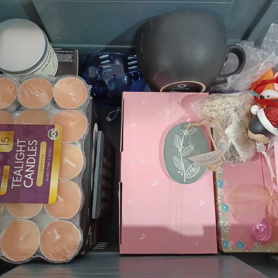 BOX OF APPROX 10 ASSORTED ITEMS TO INCLUDE - HUGS MUGS AND COASTER - JANDCASE 6 PACK OF LIGHTS - CHRISTMAS CRACKER ETC 