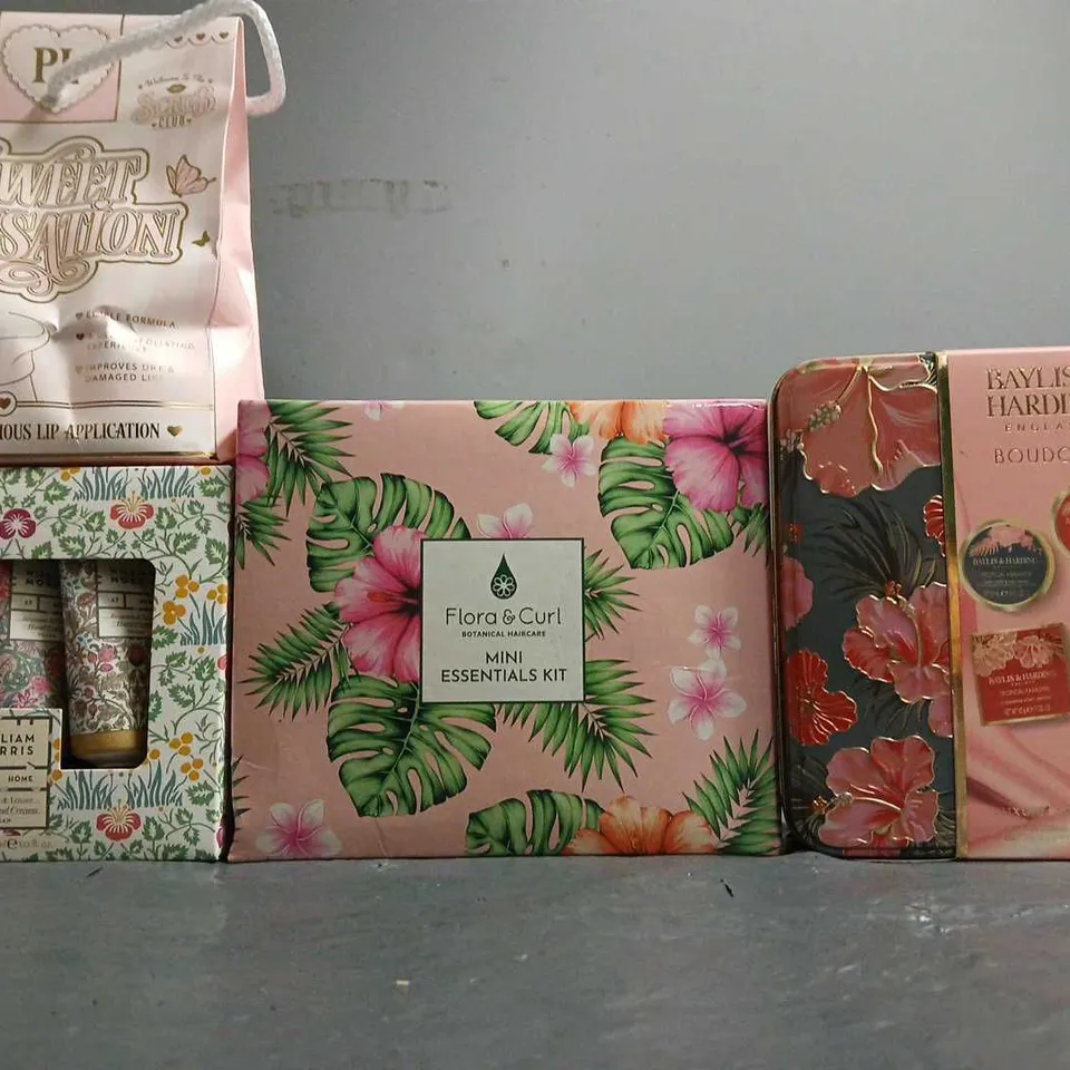 APPROXIMATELY 7 COSMETIC BOXSETS TO INCLUDE - BAYLIS & HARDING BOUGOIRE , FLORA & CURL MINI ESSENTIALS KIT , WILLIAM MORRIS HAND CREAM ETC