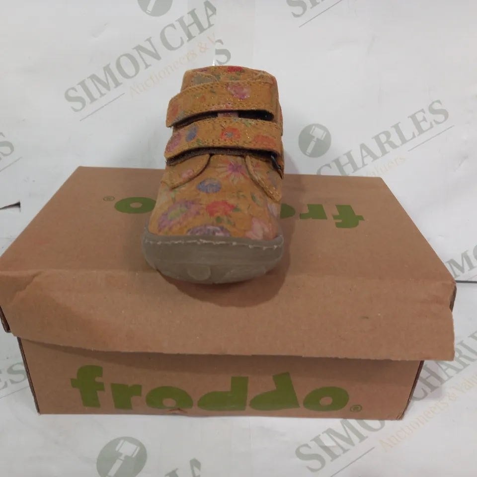 BOXED PAIR OF FRODDO KART VELCRO KIDS SHOES IN DARK YELLOW EU SIZE 23
