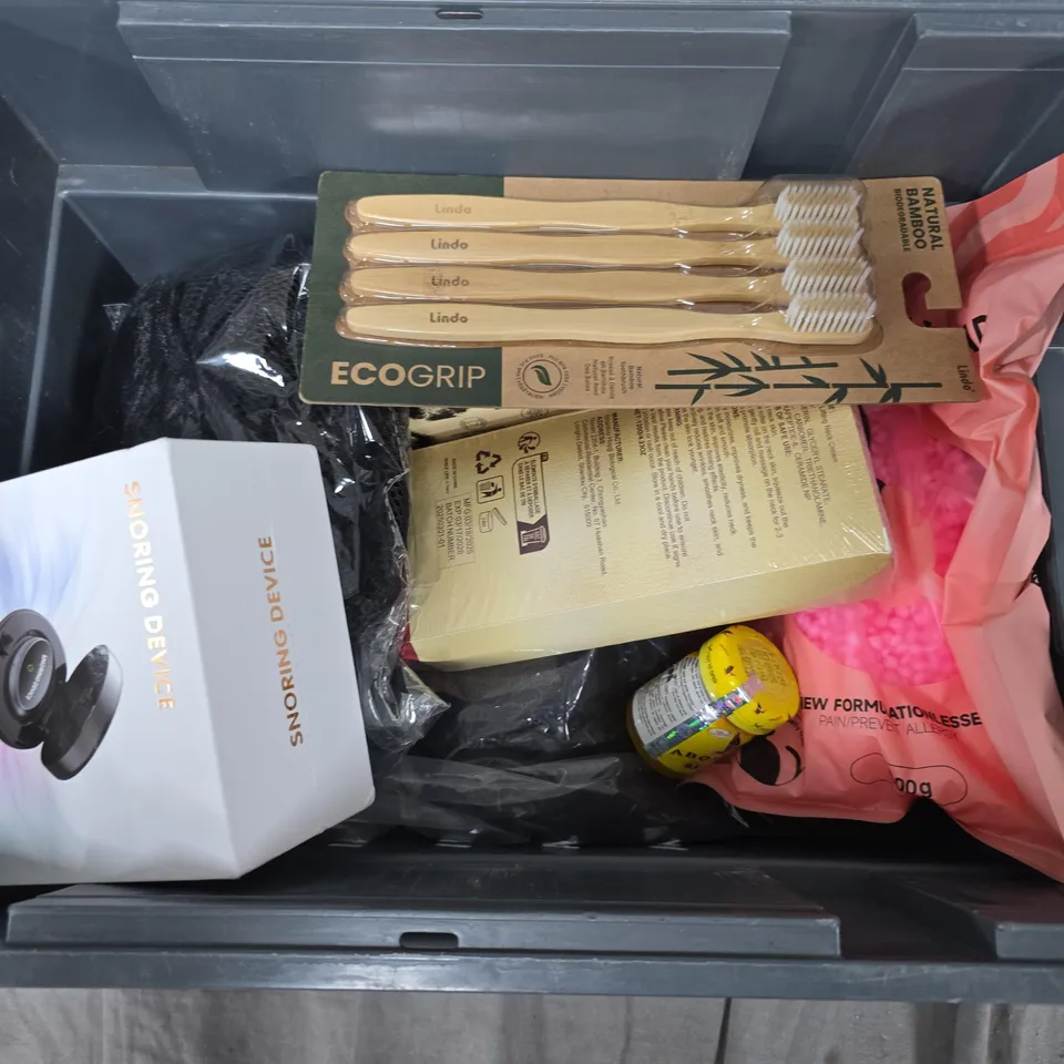 APPROXIMATELY 9 ASSORTED HEALTH AND BEAUTY ITEMS TO INCLUDE BAMBOO TOOTHBRUSHES, SNORING DEVICE, HAND WAX BEADS, ETC