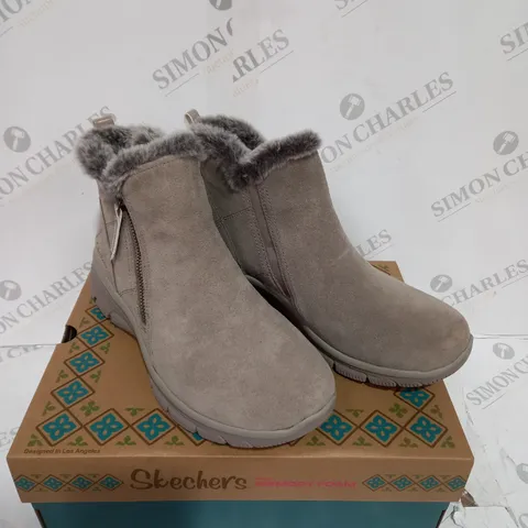 BOXED PAIR OF SKECHERS SIZE 6