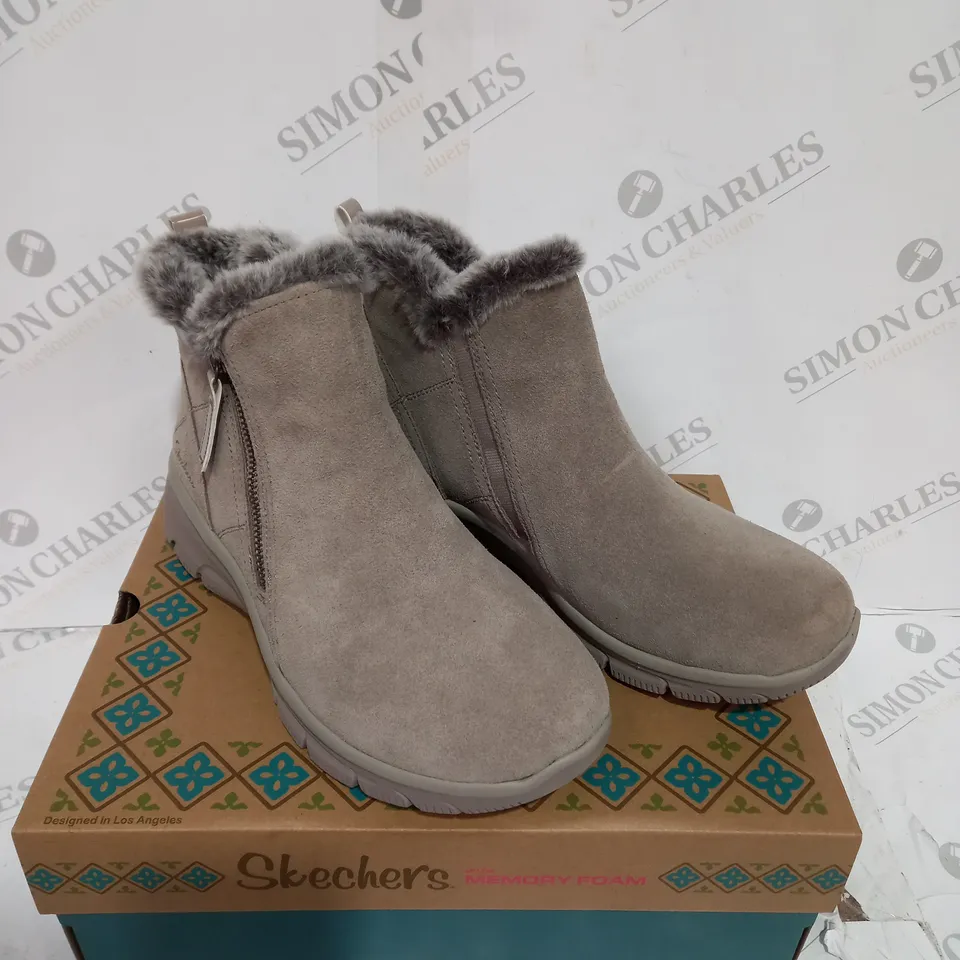 BOXED PAIR OF SKECHERS SIZE 6