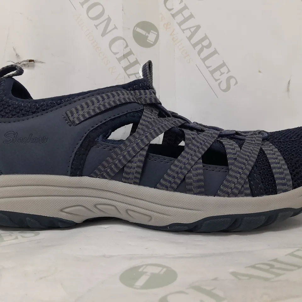 PAIR OF SKECHERS REGGAE 2.0 SHOES IN NAVY SIZE 7