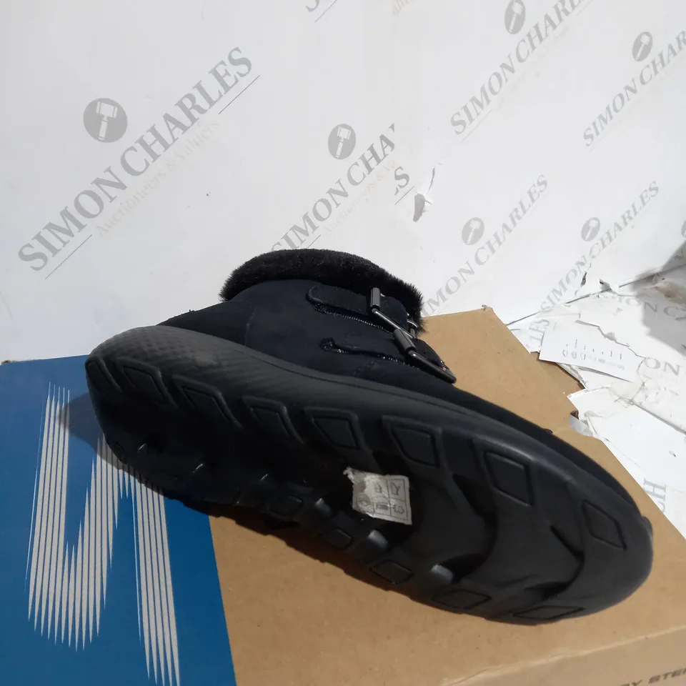 PAIR OF SKECHERS WINTER ON THE GO WINTER FLING BOOTS IN BLACK - UK SIZE 3.5