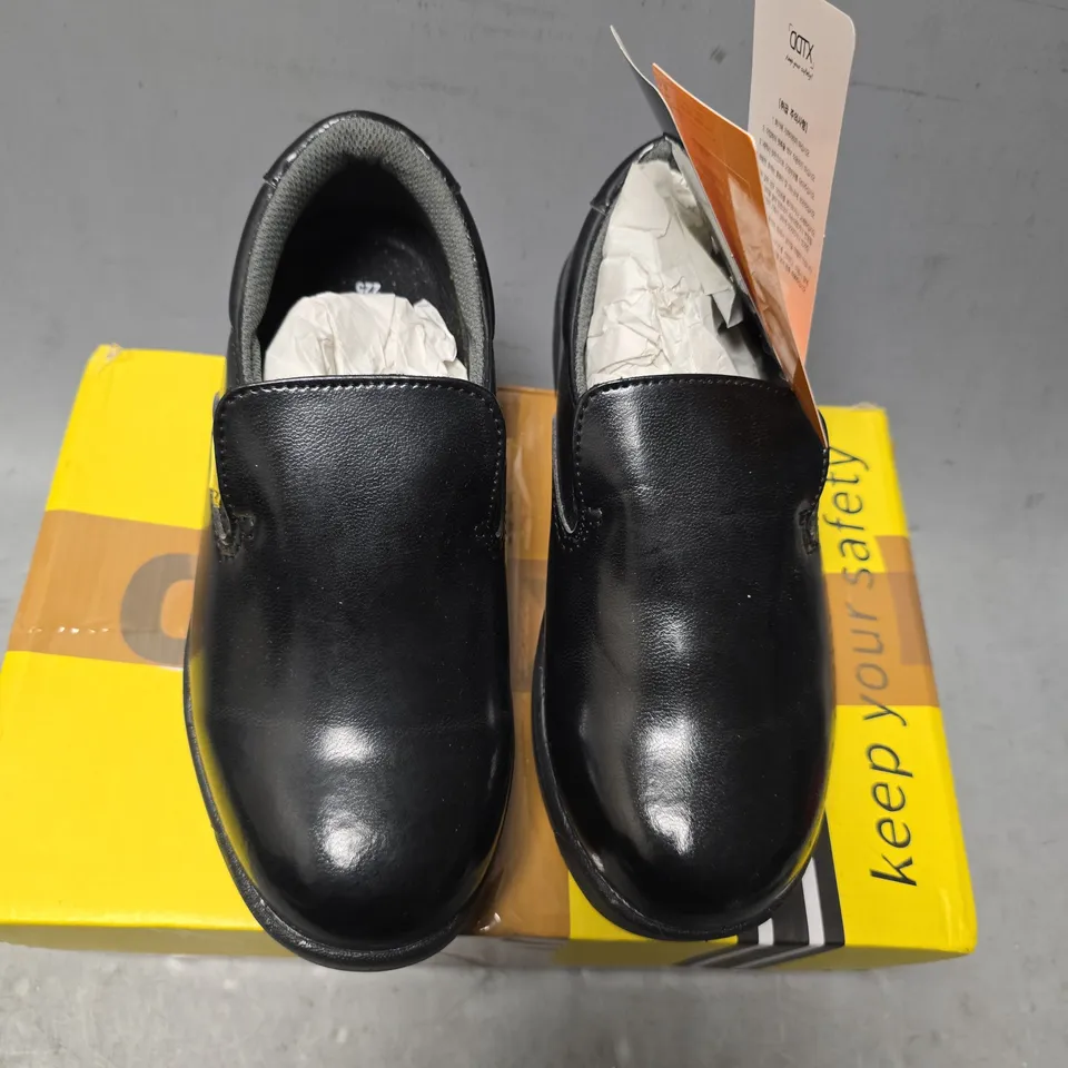 BOXED DDTX SHOES SIZE 3.5