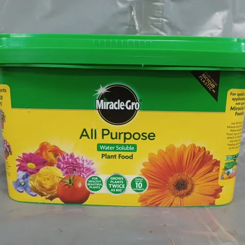 BOX OF APPROXIMATELY 5 ASSORTED HOUSEHOLD ITEMS TO INCLUDE MIRACLE GRO ALL PURPOSE PLANT FOOD, ETC