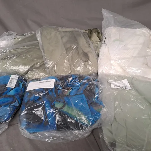 APPROXIMATELY 20 ASSORTED CLOTHING ITEMS IN VARIOUS STYLES AND SIZES
