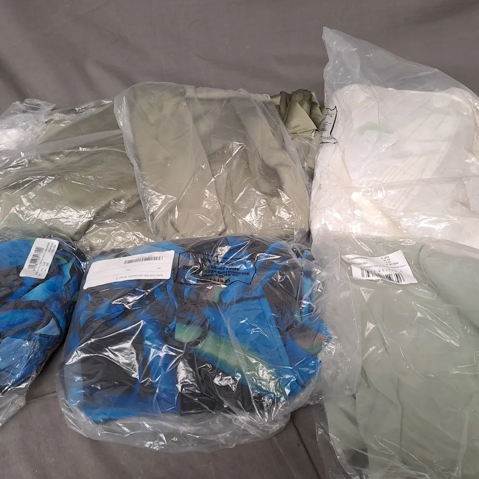 APPROXIMATELY 20 ASSORTED CLOTHING ITEMS IN VARIOUS STYLES AND SIZES 