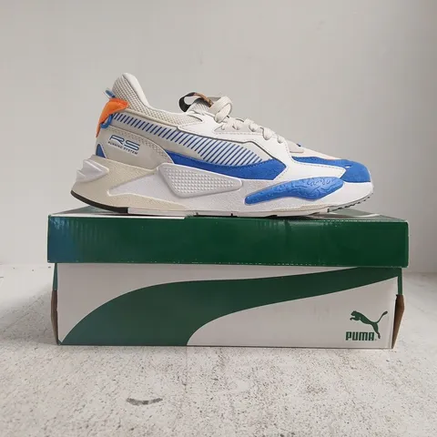 BOXED PAIR OF PUMA RS-Z BP TRAINERS IN BLUE/GREY SIZE UK 7