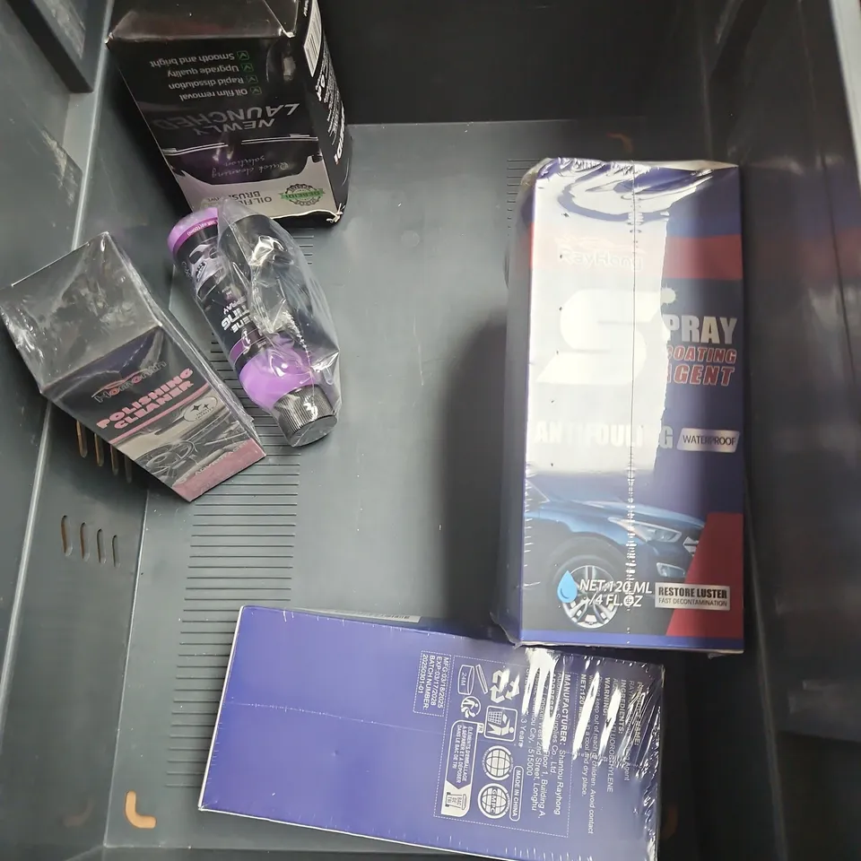 TOTE OF APPROXIMATELY 8 ASSORTED CAR ITEMS TO INCLUDE HYDRAULIC JACK, POLISHING CLEANER, PLASTIC REFRESHING COATING, ETC. - COLLECTION ONLY 