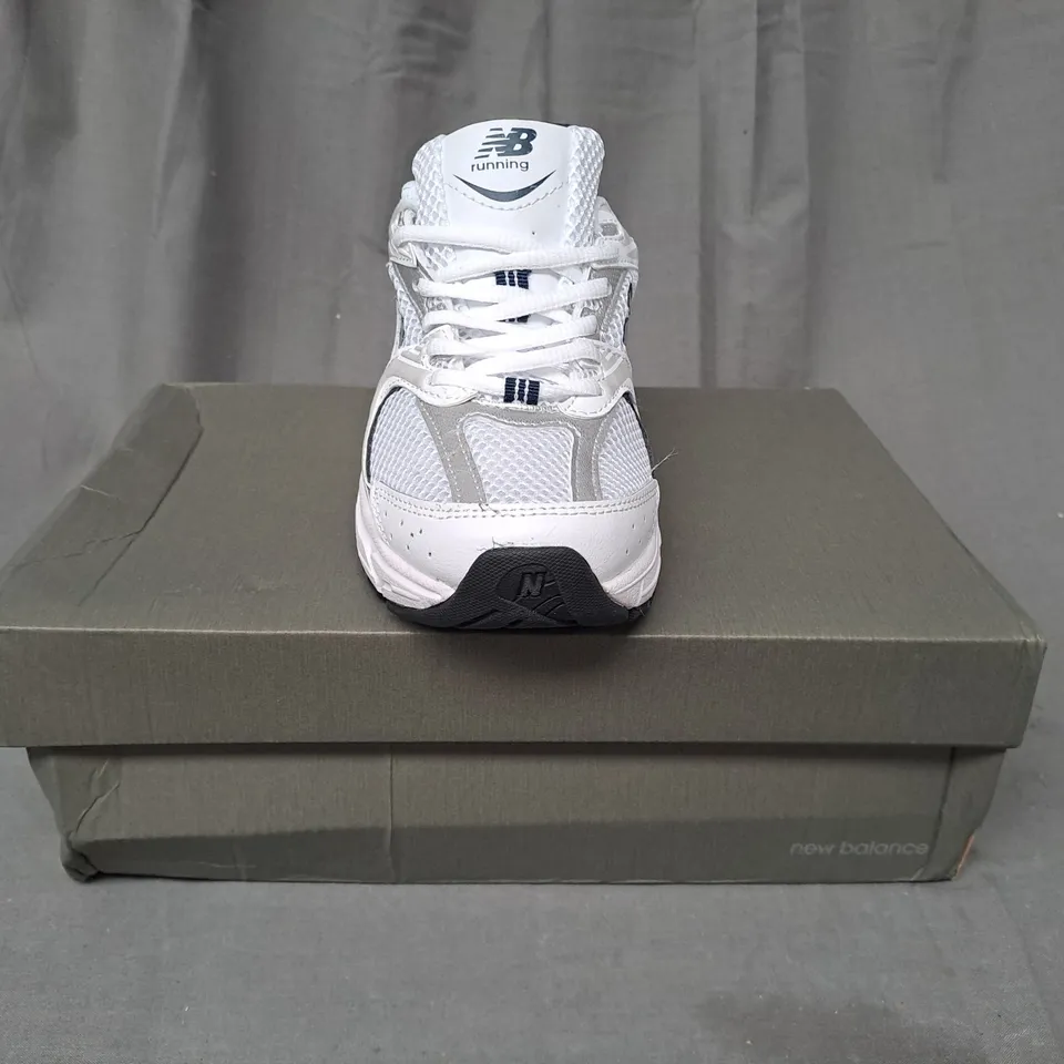 BOXED PAIR OF NEW BALANCE 530 TRAINERS IN WHITE/METALLIC SILVER UK SIZE 5