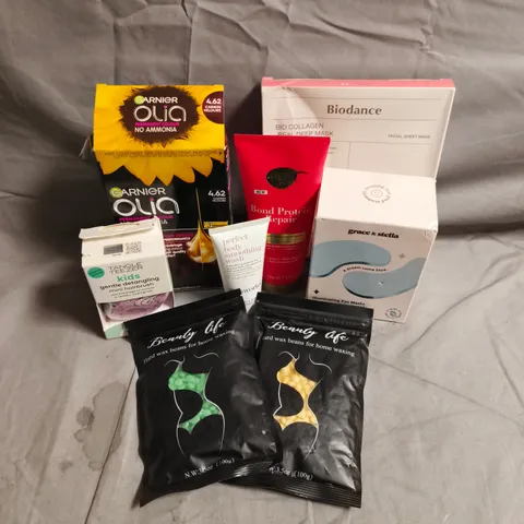 APPROXIMATEY 20 ASSORTED HEALTH AND BEAUTY PRODUCTS TO INCLUDE - GRACE & STELLA ILLUMINATING EYE MASKS - BIODANCE BIO-COLLAGEN FACE MASKS - OGX 1 MINUTE TREATMENT MASK - ETC