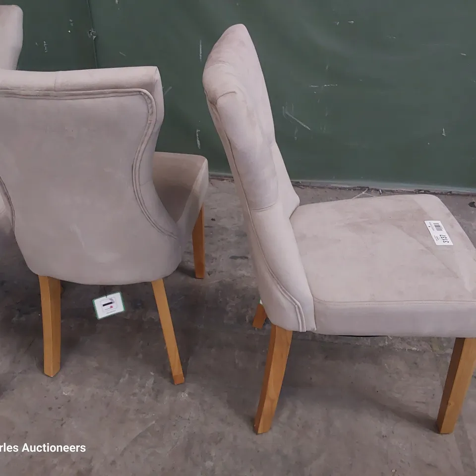 SET OF FOUR UPHOLSTERED BUTTONED BACK DINING CHAIRS NATURAL PLUSH FABRIC ON NATURAL WOOD LEGS 
