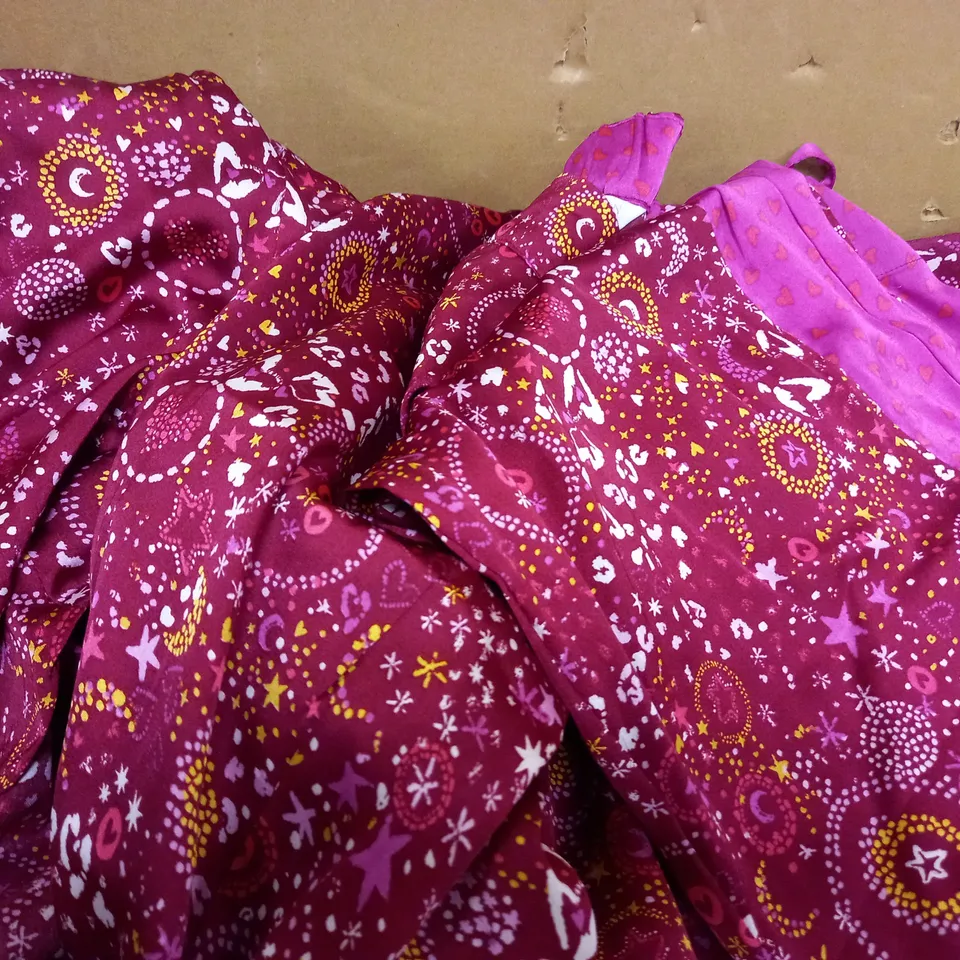 BOX OF VARIOUS WOMEN'S CLOTHING ITEMS TO INCLUDE FLORAL SUMMER SKIRTS, SUMMER JUMPERS, SATIN-FEEL PYJAMAS, SUMMER T-SHIRTS & NIGHTDRESSES