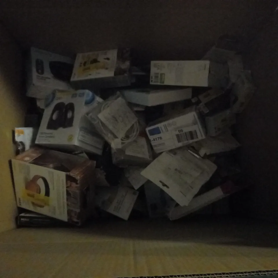 BOX OF APPROX 30 ASSORTED ITEMS TO INCLUDE - MIXX WIRELESS RX1 HEADPHONES - FM ALARM CLOCK - USB POWERED STEREO SPEAKERS ECT