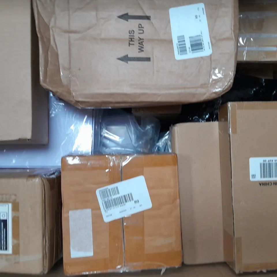 BOX OF APPROXIMATELY 10 ASSORTED HOUSEHOLD ITEMS TO INCLUDE GRAVY JUG, ETC