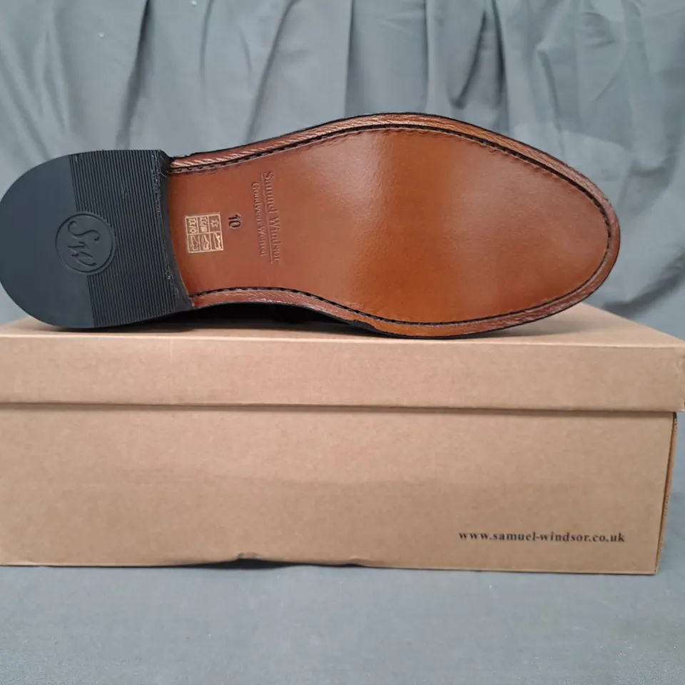 BOXED PAIR OF SAMUEL WINDSOR SHOES IN BLACK UK SIZE 10