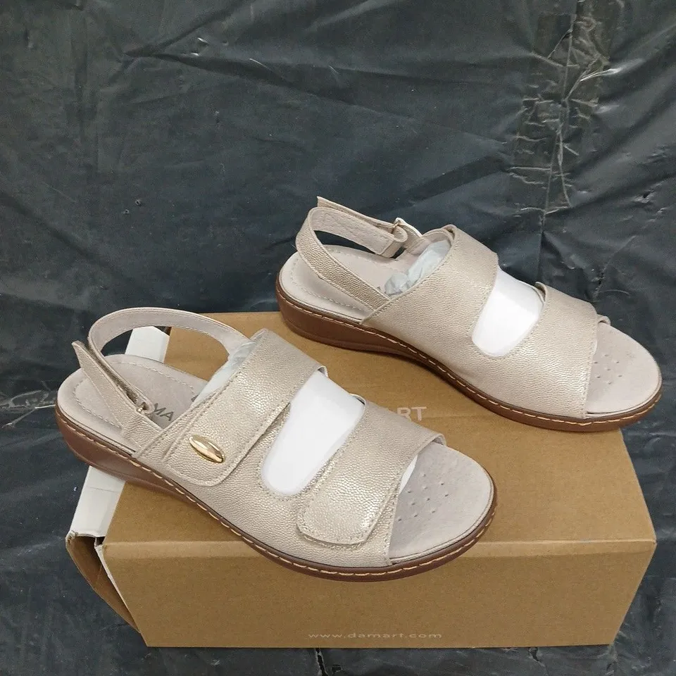 BOXED PAIR OF DAMART CREAM TAN SANDAL SIZE 5 