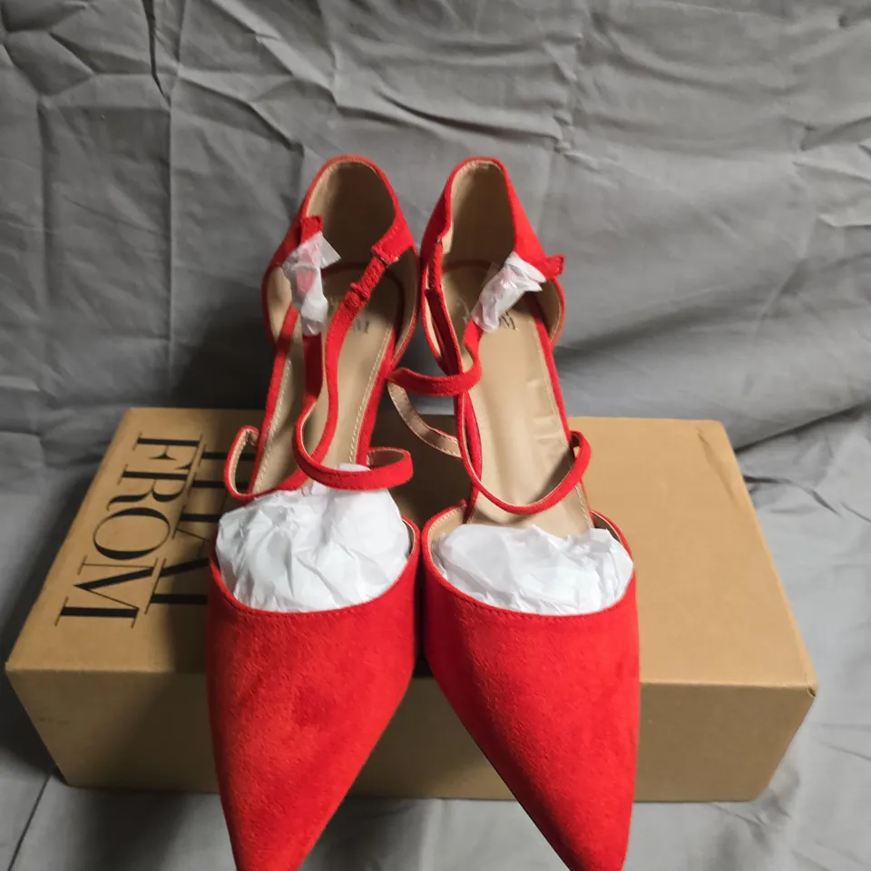 BOXED PAIR OF WHERES THAT FROM LADIES LOW KITTEN BRIDAL SANDALS - UK SIZE 8