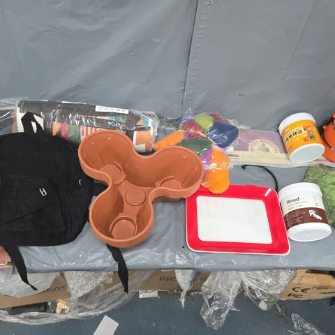 BOX OF APPROXIMATELY 15 ASSORTED HOUSEHOLD ITEMS TO INCLUDE - MORETTI MAT, BAGS, AND WOOD PAINT ETC. 