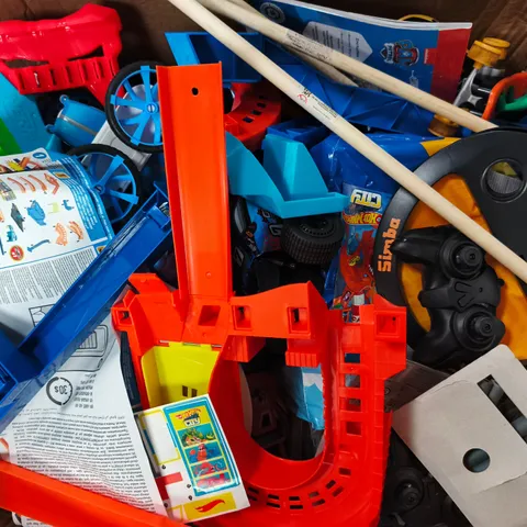 APPROXIMATELY 6 ASSORTED TOYS & GAMES PRODUCTS TO INCLUDE DRUMSTICKS, MARBLING CREATION SET, PAW PATROL SCRATCH ART PAD, ETC - COLLECTION ONLY