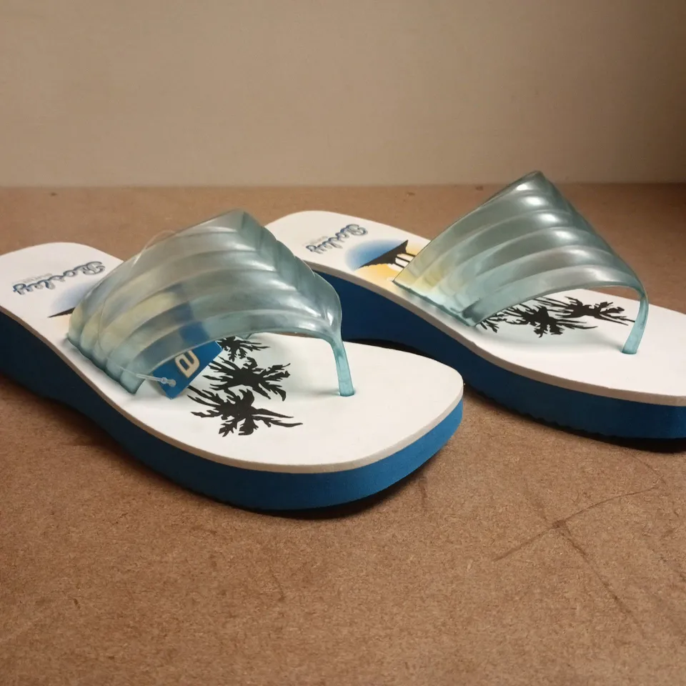 BOXED PAIR OF SUNA BOSLEY TOE-POST WEDGE SANDALS IN BLUE SIZE 8