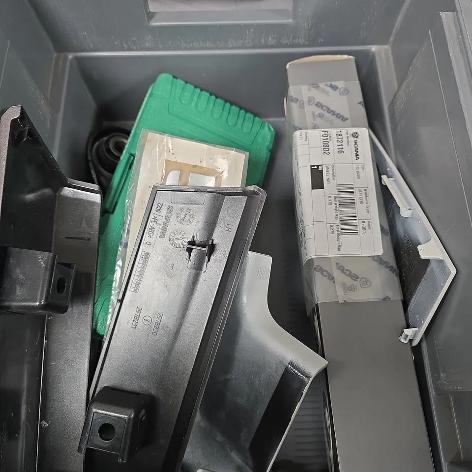 APPROXIMATELY 15 ASSORTED VEHICLE PARTS/ACCESSORIES TO INCLUDE BICYCLE GLOVES, COATING AGENT, CHAIN RING ETC 