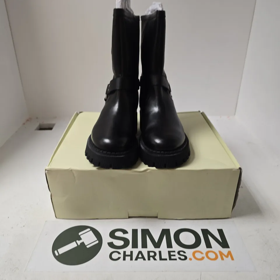 BOXED PAIR OF OFF THE HOOK LONDON LOXLEY BOOTS IN BLACK - UK 7
