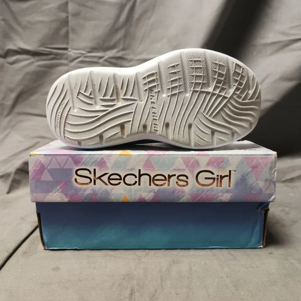 BOXED PAIR OF SKECHERS KID'S SNEAKERS IN BLUE/PINK SIZE UK 8