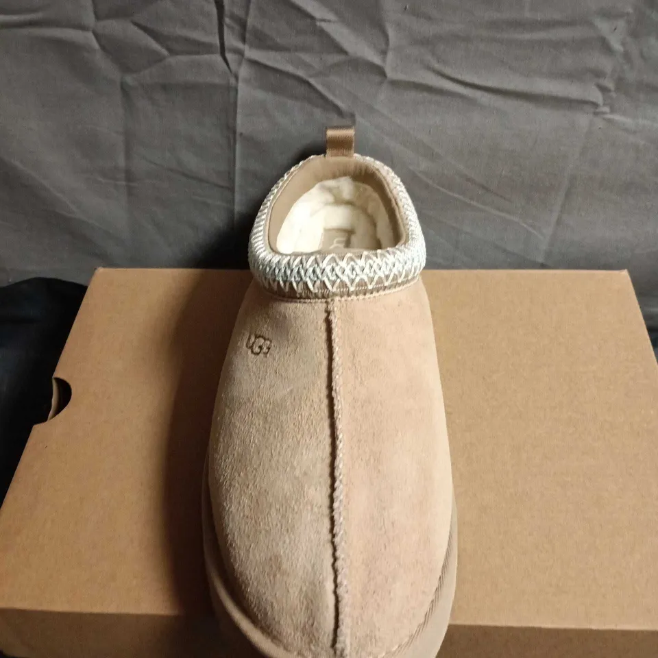 BOXED PAIR OF UGG WOMEN'S SUEDE SLIPPERS UK 5