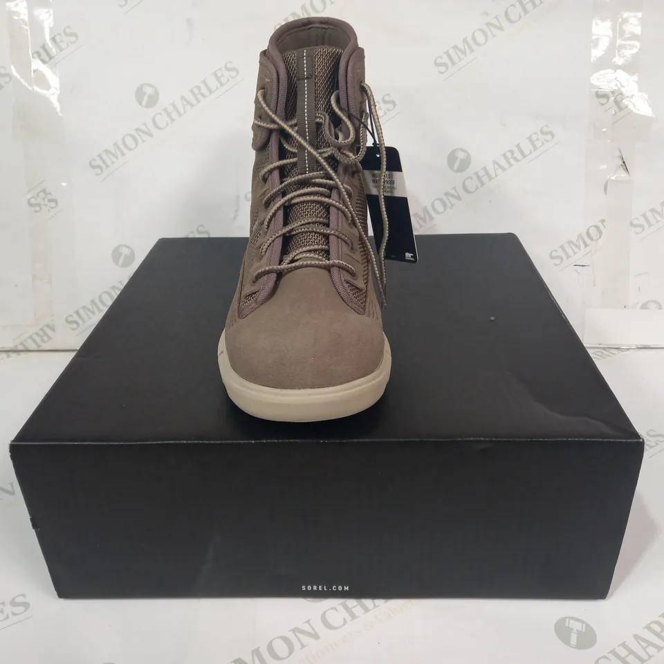 BOXED PAIR OF SOREL EXPLORER MISSION BOOTS IN WET SAND/LIGHT CLAY COLOUR UK SIZE 9.5