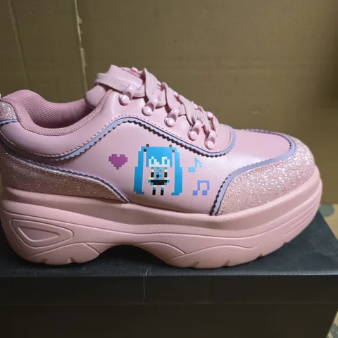 BOXED PAIR OF KOI VIRTUAL DIVA MIKU CHUNKY TRAINERS - PINK UK 9