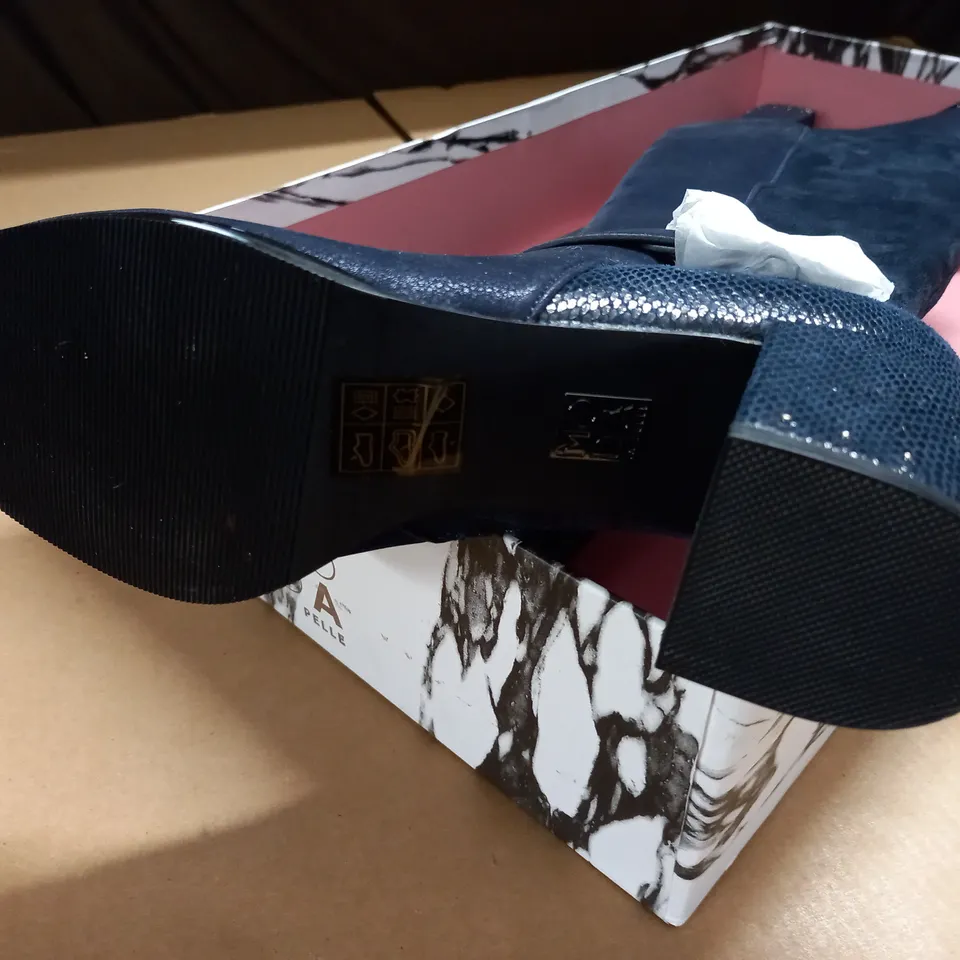 BOXED PAIR OF MODA KIRREO BOOTS IN NAVY - 39