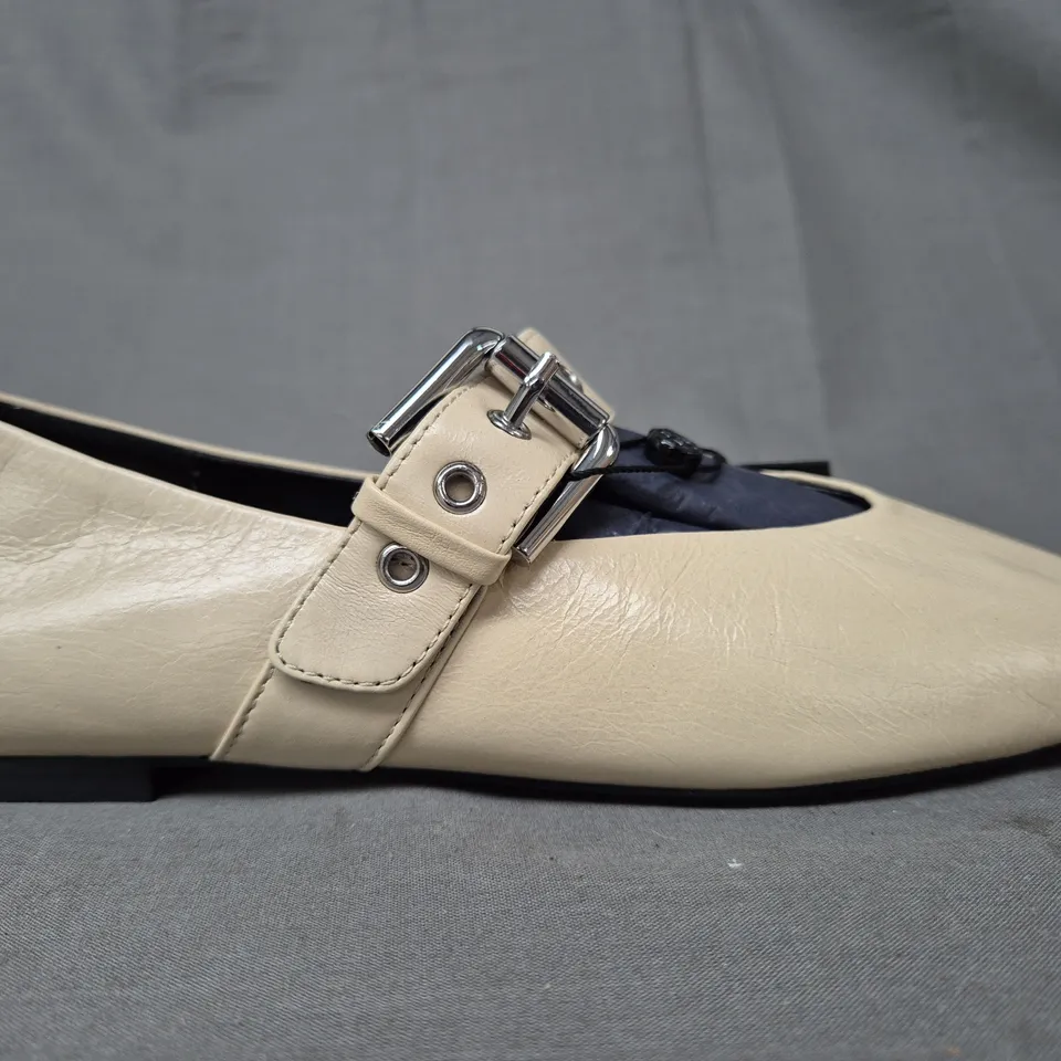 BOXED PAIR OF MASSIMO DUTTI SHOES IN CREAM EU SIZE 39