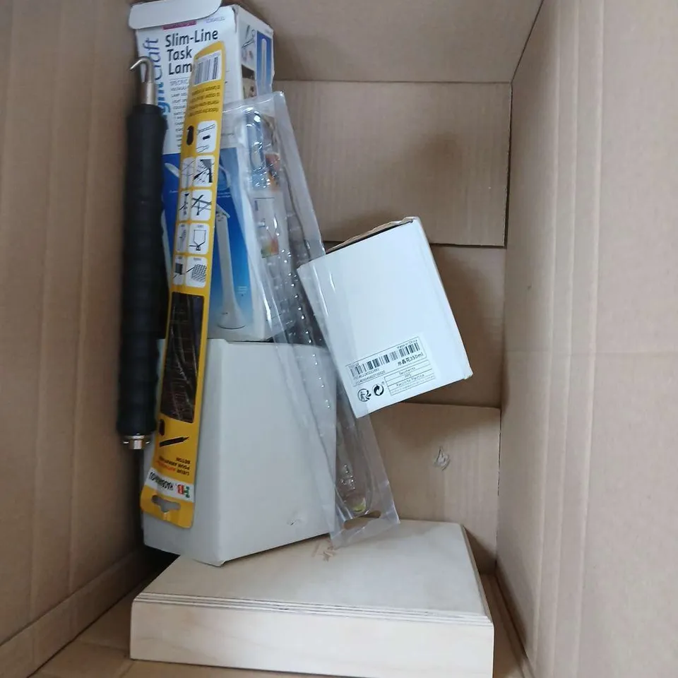 BOX OF APPROXIMATELY 8 ASSORTED HOUSEHOLD ITEMS TO INCLUDE - PICTURE FRAMES - HOME DECORATING KIT - FLORAL CUPS - ETC