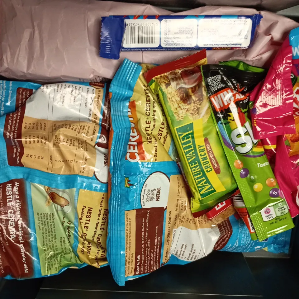 APPROXIMATELY 12 ASSORTED FOOD & DRINK ITEMS TO INCLUDE GRIND HOUSE BLEND WHOLE BEAN, NESTLE CEREVITA, HE WELLNESS MAX GUMMIES, ETC - COLLECTION ONLY